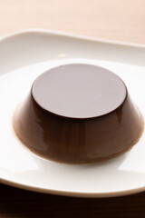 白いお皿の上に乗せられたチョコレートプリン