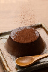 白いお皿の上に乗せられたチョコレートプリン