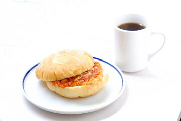 オーストリア発祥のロールパン、カイザーゼンメルに、ハムカツを挟んだサンドイッチと、淹れたてのコーヒー
