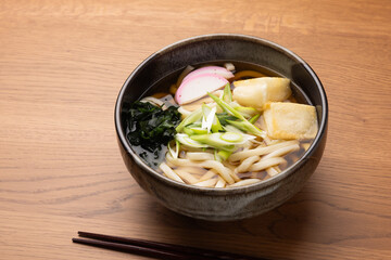 木製のテーブルの上に置かれた力うどん