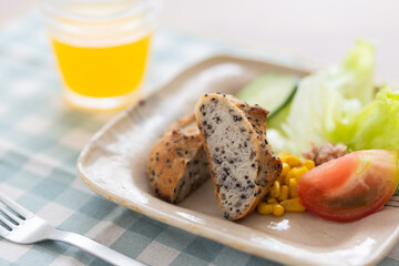 朝日が差し込む窓辺に置かれた朝食