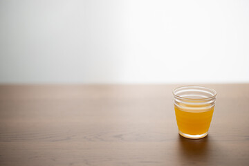朝日が差し込む窓辺に置かれたオレンジジュース