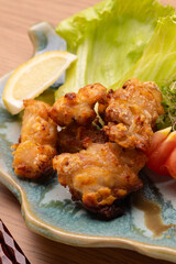 お皿に盛られた唐揚げと色とりどりのサラダ