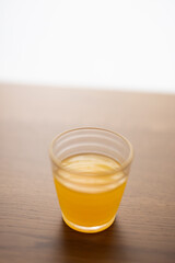 朝日が差し込む窓辺に置かれたオレンジジュース