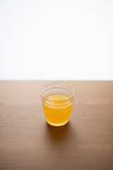 朝日が差し込む窓辺に置かれたオレンジジュース