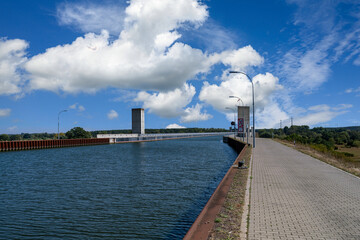 Obraz premium The waterway junction near Magdeburg a bridge over the Elbe 