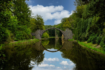 Fototapeta premium A view of the Rakotzbrücke bridge in Kromlauer Park in Saxony