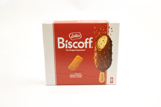 boite de glace au speculoos Biscoff de marque Lotus, isol&eacute;e sur un fond blanc