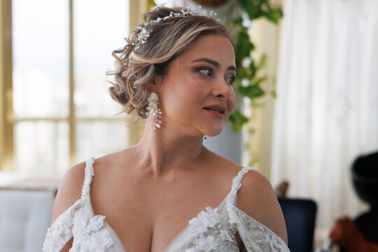 Novia mirandose al espejo despues de maquillarse y peinarse, Espa&ntilde;a