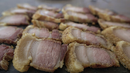 Torrezno cortado y servido en plato de pizarra típico de Albacete