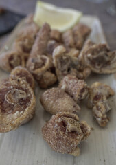 Rabo de cerdo frito servido en bandeja