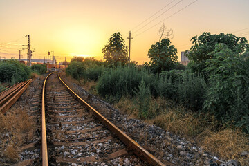 Obraz premium Train tracks and sunset