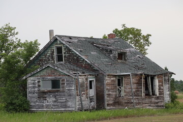 Obraz premium abandoned farm house slowly rotting away
