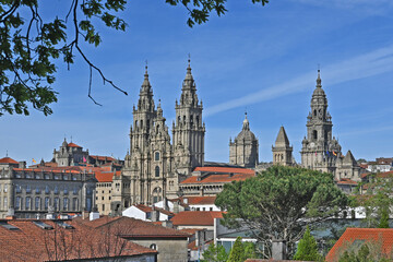 Santiago de Compostela, Galizia, panorama sulla cattedrale e la citt&agrave; antica dalla salita al Parque della Alameda - Spagna