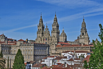 Fototapeta premium Santiago de Compostela, Galizia, panorama sulla cattedrale e la città antica dalla salita al Parque della Alameda - Spagna