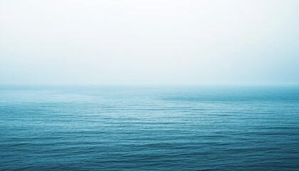Obraz premium Calm Ocean Under a Foggy Sky