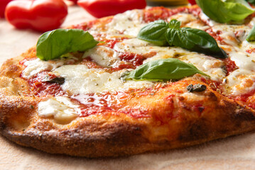 Deliziosa pinsa romana con mozzarella di bufala, sugo e basilico, cibo italiano 