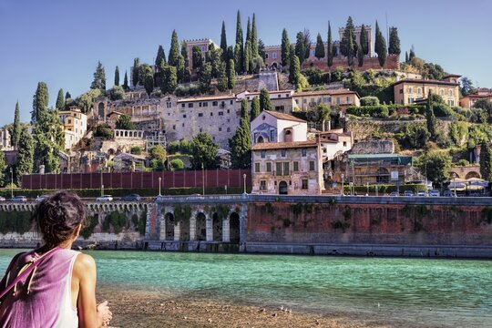 verona, italien - 08.10.2023 - frau blickt auf die etsch