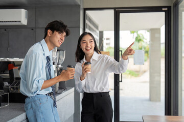 Obraz premium Business Professionals in Cafe Setting Engaging in Strategic Planning. Concept of Creative Collaboration and Idea Sharing