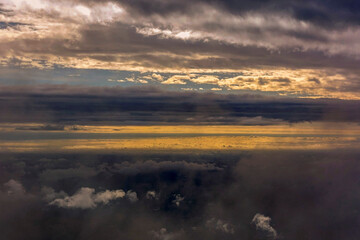 tramonto con cielo nuvoloso