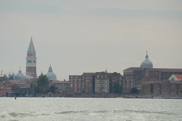 Obraz premium Venice: Historic Buildings and Domes Reflecting on Tranquil Canal Waters