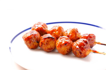 炭火でじっくり焼いた、おいしそうな焼き鳥（つくね）
