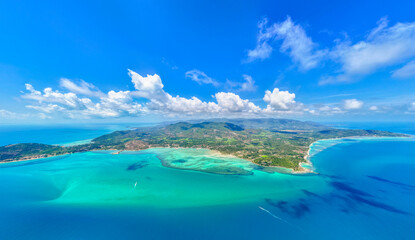 Obraz premium Tropical sea and blue sky in Koh Samui, Thailand. Aerial view of beautiful tropical beach and sea with palm and other tree in koh samui island. 