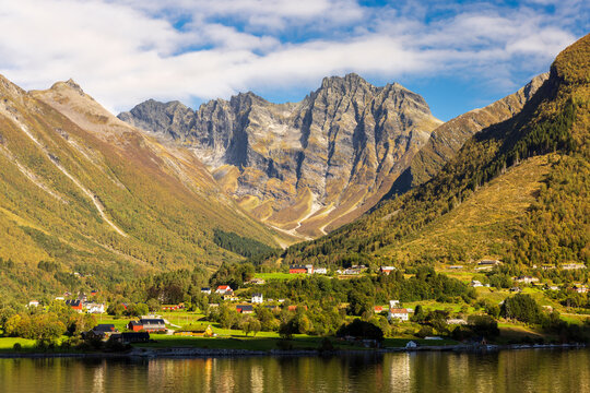 Berge hinter Urke im Hjoerundfjord
