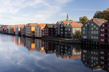 Die bunten Fassaden Trondheims am Fluss Nidelva