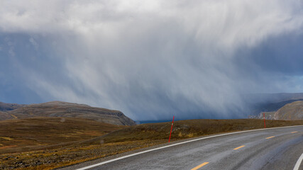 Fototapeta premium Ein Regenschauer an der Straße auf dem Weg zum Nordkapp