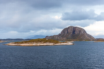 Fototapeta premium Der Berg Torghatten auf der Insel Torget nahe Brønnøysund im Herbst