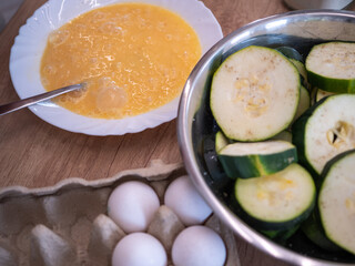Salt the chopped zucchini a little, dip it in an egg and fry it in oil. We can use this zucchini for zucchini lasagna.After frying, they form the basis for zucchini lasagna.