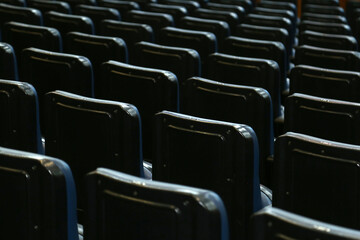 Fototapeta premium Fileiras de assentos vazios, de cor grafite, no teatro.