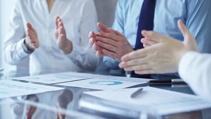 Obraz premium Business team clapping hands after successful presentation celebrating positive results. Diverse people group