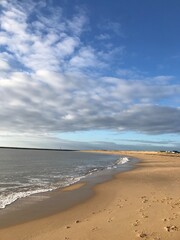 Obraz premium A stretch of sandy beach on a summer day