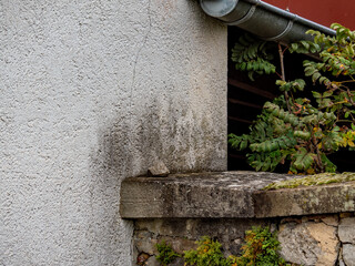 Feuchte und verschmutzte Hauswand