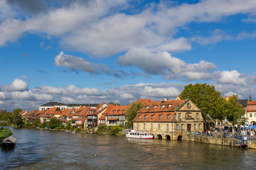 Das Bild zeigt die malerische Uferlandschaft von „Klein Venedig“ in Bamberg, entlang der...