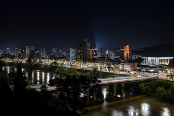 Fototapeta premium Vista panorâmica noturna de Blumenau, Santa Catarina, Brasil