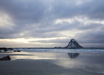 Isola Bleiksoya in inverno al tramonto dalla spiaggia di Bleik, Andoya, Nordland, Norvegia