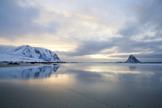Isola Bleiksoya in inverno al tramonto dalla spiaggia di Bleik, Andoya, Nordland, Norvegia