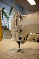 Nähmaschine in der Näherei. Schneiderei. Werkzeug in der Textilindustrie