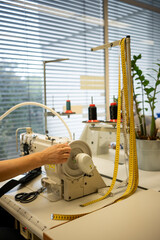 Schneiderei. Maßbänder und Nähmaschine. 