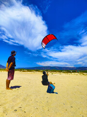 Practicando con la cometa de kitesurf en la playa antes de entrar el mar