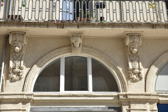 Balcon &agrave; mascaron &agrave; B&eacute;ziers. France