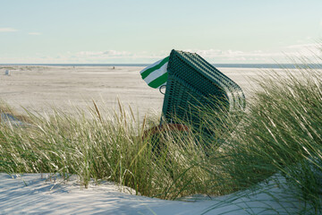 Strandkorb in den Dünen der Nordseeküste
