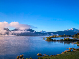 See mit Nebel und Wolken