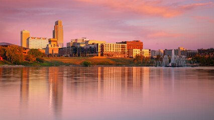 Naklejka premium Omaha, Nebraska, USA. Cityscape image of downtown Omaha, Nebraska with reflection of the skyline at beautiful autumn sunrise.