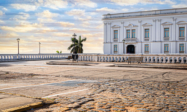 Vista Externa do Entorno do Pal&aacute;cio dos Le&otilde;es em S&atilde;o Lu&iacute;s, MA: Paisagem Hist&oacute;rica e Arquitetura Majestosa
