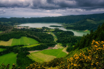 Obraz premium Scenic view of Sete cidades, lake and fields with flowers foreground, Sao Miguel, Azores