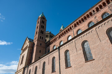Fototapeta premium , Deutschland, Rheinland-Pfalz, Speyer, 02.10.2024, Wetter, Die Suedseite des Speyerer Doms an einem sonnigen Tag mit blauem Himmel und historischen, romanischen Bauwerken